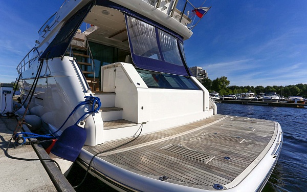Аренда моторной яхты Fairline 65 Squadron - Санглара в Санкт-Петербурге